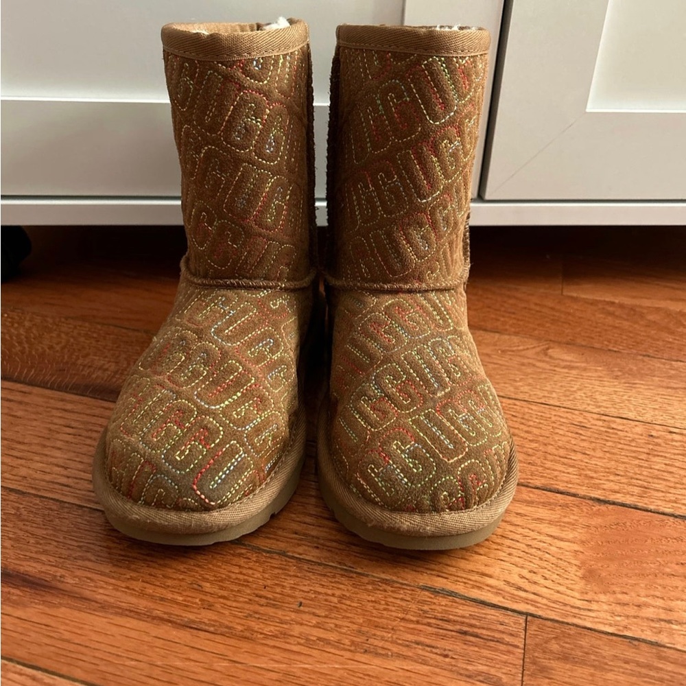 Ugg classic graphic stitch kids size 1